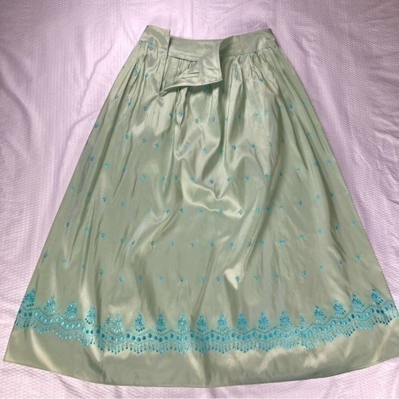 Finity Studio 2 Piece Skirt Top Set Womens 10 Sage Green 100% Silk Embroidered - Picture 5 of 12